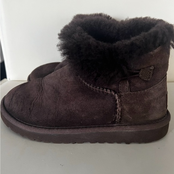 Used UGGS Bailey Button Boot- Chocolate/Brown in Size 1 US EU 13 - Picture 3 of 6